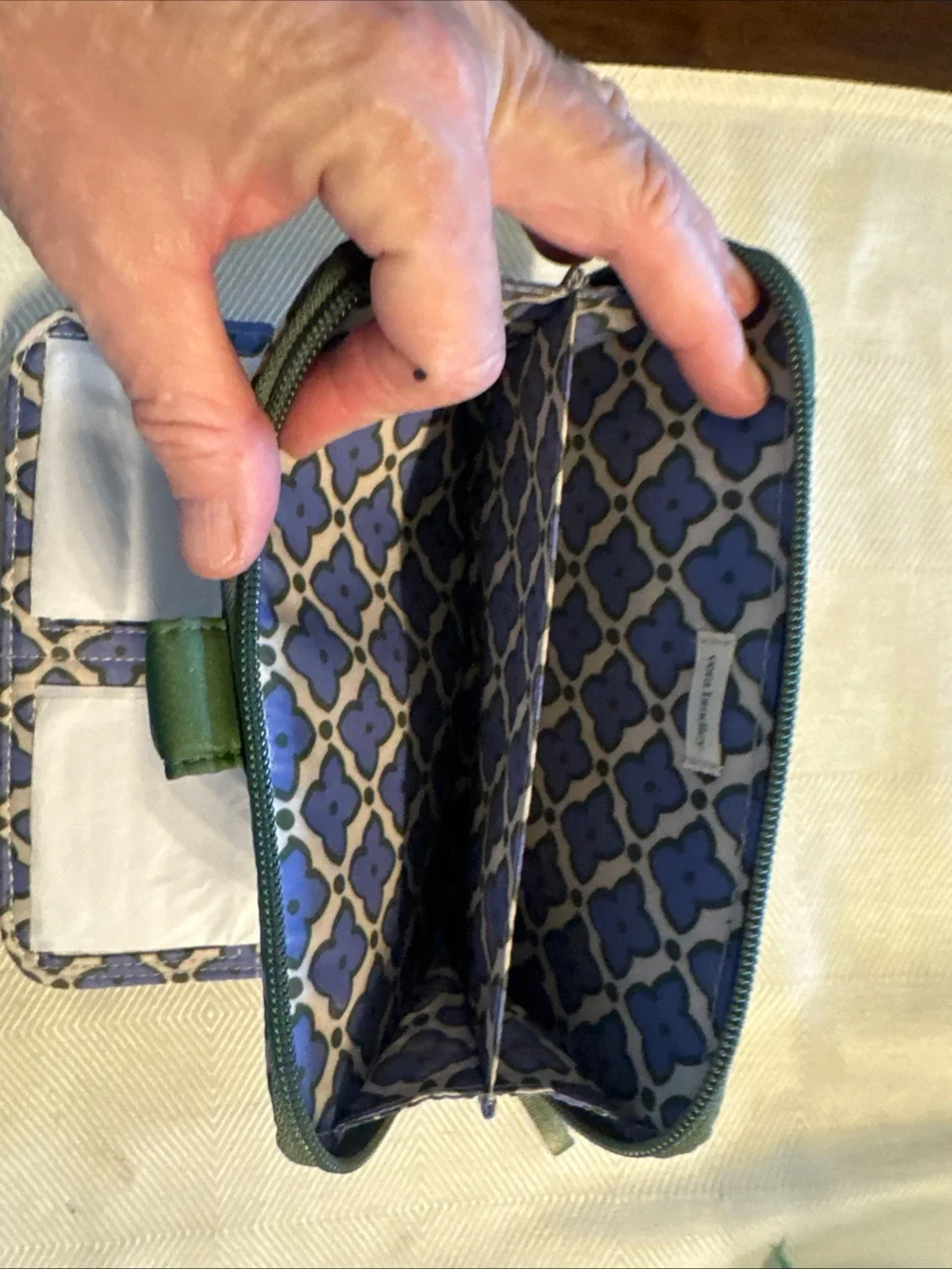Quilted Green essential tab wallet - Picture 5 of 7